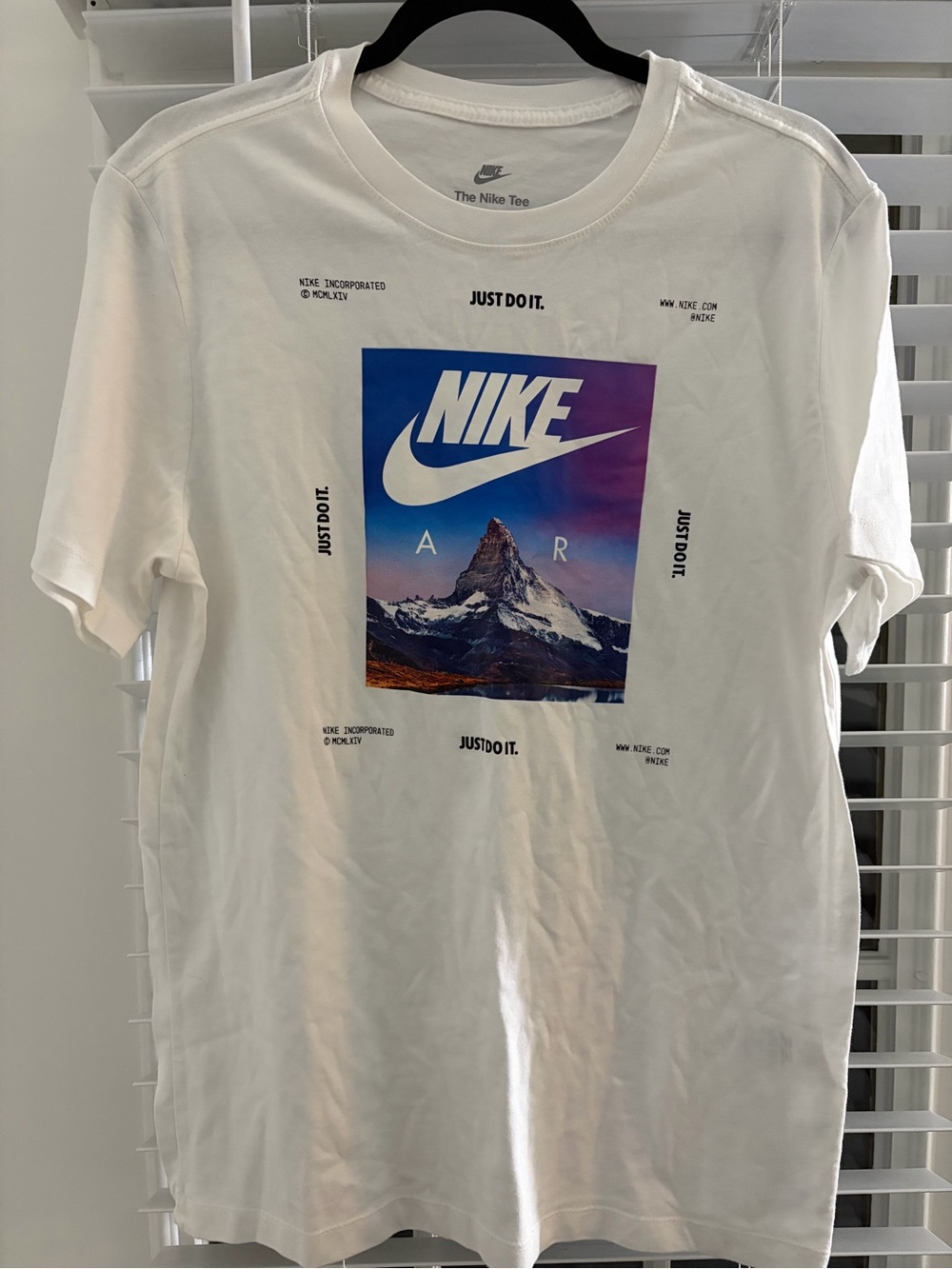 Nike Men’s White Graphic Mountain Logo Tee